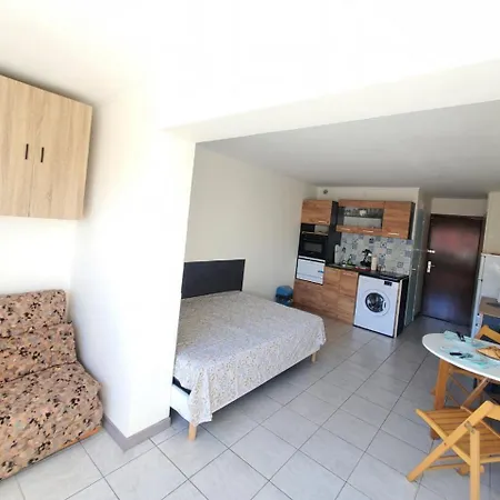 A 100m De La A5, Etage 1 Apartment