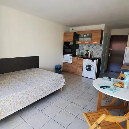 A 100m De La A5, Etage 1 Apartment