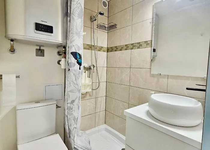 A 100m De La A5, Etage 1 Apartman