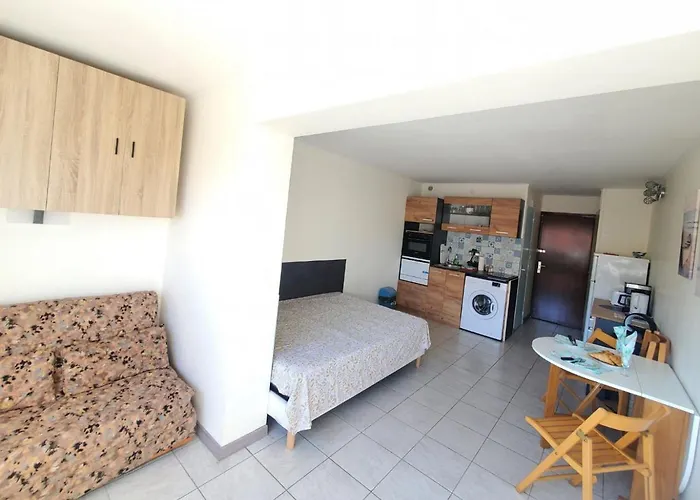 A 100m De La A5, Etage 1 Apartman