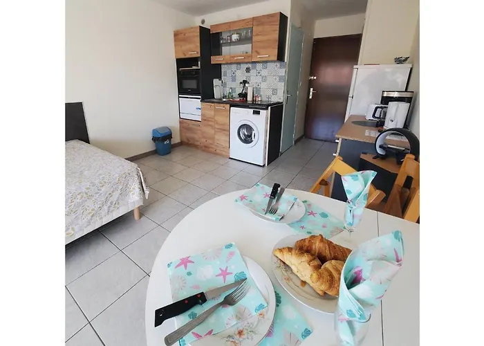 A 100m De La A5, Etage 1 Apartman *